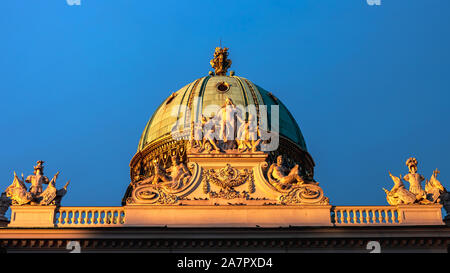 Reichskanzleitrakt Michaelertrakt dôme de la Hofburg, ancien principal palais impérial de la dynastie des Habsbourgs gouvernants Banque D'Images
