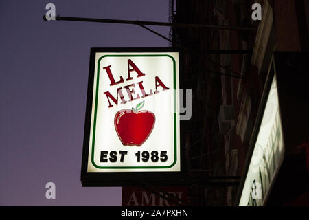 Signer pour La Mela restaurant italien, Little Italy, New York City, États-Unis d'Amérique. Banque D'Images