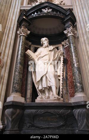 ROME, ITALIE - 8 avril 2012 : vue de l'intérieur de la basilique de Latran avec statue de Saint Simon à Rome. Célèbre monument baroque a été consacrée en première année Banque D'Images