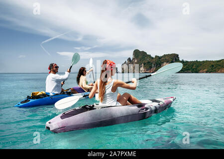 Promenades en mer amis bay par des kayaks ou canoës Banque D'Images