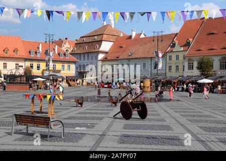 SIBIU, ROUMANIE - 24 août 2012 : visite de la place principale dans la région de Sibiu. La Roumanie avait 1 911 800 visiteurs étrangers en 2014. Banque D'Images