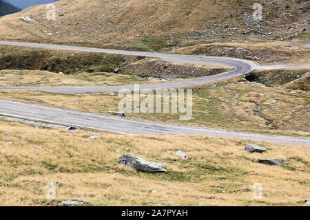 La route Transfagarasan - route de montagne dans les montagnes de Fagaras, Roumanie. Banque D'Images