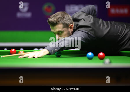 Mark Anthony Selby, d'Angleterre, joue un coup à Ben Woollaston de l'Angleterre au deuxième tour au cours de la World Snooker 2019 Champion International Banque D'Images