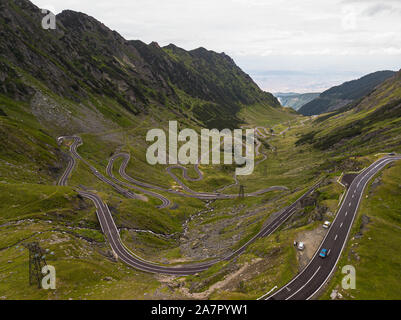 Vue aérienne de la route tourne sans fin à la route Transfagarasan col de montagne en été, la connexion de la Transylvanie et la Valachie (Roumanie, Europe) Banque D'Images