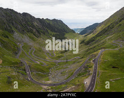 Vue aérienne de la route tourne sans fin à la route Transfagarasan col de montagne en été, la connexion de la Transylvanie et la Valachie (Roumanie, Europe) Banque D'Images