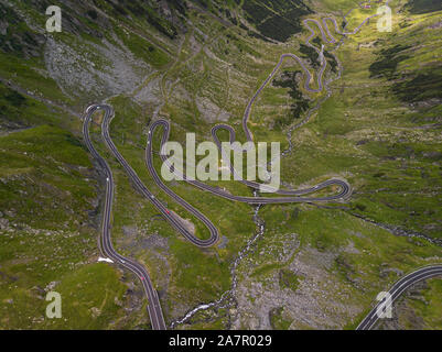 Vue aérienne de la route tourne sans fin à la route Transfagarasan col de montagne en été, la connexion de la Transylvanie et la Valachie (Roumanie, Europe) Banque D'Images