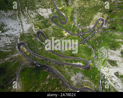 Vue aérienne de la route tourne sans fin à la route Transfagarasan col de montagne en été, la connexion de la Transylvanie et la Valachie (Roumanie, Europe) Banque D'Images