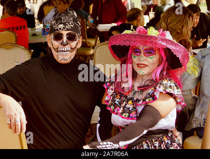 Albuquerque, USA. 29Th sep 2019. Les personnes en costumes assister à un Dia de Los Muertos célébration dans un cimetière local à Albuquerque, Nouveau Mexique, États-Unis, le 3 novembre, 2019. La célébration est la traditionnelle Fête des Morts mexicaine où les participants se souvenir des êtres chers décédés. Crédit : Richard Lakin/Xinhua/Alamy Live News Banque D'Images