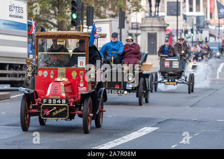 1904 De Dion Bouton vintage car traverse Westminster au début de l'Londres à Brighton veteran car run en novembre 2019. Voitures Banque D'Images