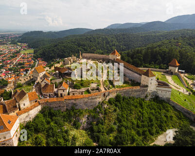 Des images aériennes de Rasnov château d'en haut lors d'une claire journée d'été avec des toits orange et vert forêt (Brasov, Roumanie, Europe) Banque D'Images