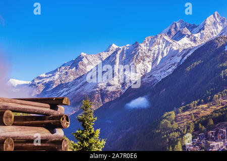 Alpes Suisses En Suisse, balcon en bois et les pics de neige à Zermatt Banque D'Images