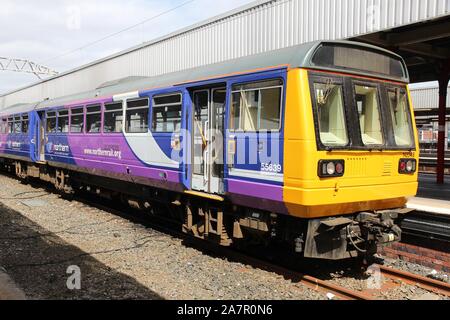 London, UK - 23 avril 2013 : Northern Rail train à Stockport, Angleterre. C'est partie d'Serco-Abellio joint venture. C'est flotte de trains et d'appels 313 Banque D'Images