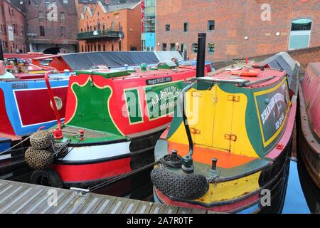 BIRMINGHAM, UK - 19 avril 2013 : Narrowboats amarré au bassin de Gas Street à Birmingham, Royaume-Uni. Birmingham est la deuxième ville la plus peuplée. Il n'a ri Banque D'Images