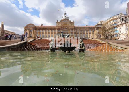 BIRMINGHAM, UK - 19 avril 2013 : personnes visitent la Place Victoria à Birmingham. Birmingham est la plus populeuse ville britannique à l'extérieur de Londres avec 1,074,30 Banque D'Images