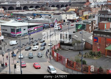 BIRMINGHAM, UK - 19 avril 2013 : Les gens conduisent des voitures à Birmingham, Royaume-Uni. Birmingham est la plus populeuse ville britannique à l'extérieur de Londres avec 1,07 millions de re Banque D'Images