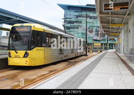 MANCHESTER, ANGLETERRE - 22 avril 2013 : Les hommes conseil tramway Metrolink à Manchester, au Royaume-Uni. Manchester Metrolink dessert 21 millions de dollars par année en (2011). Banque D'Images