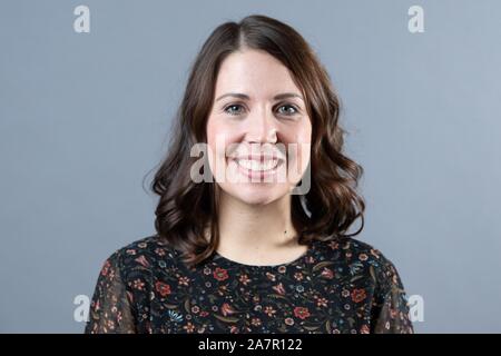 Dresde, Allemagne. 30Th Oct, 2019. L'actrice Christin Denker se trouve en face d'un mur de photos dans le théâtre de boulevard. L'occasion est la présentation de la comédie musicale "Frank Schöbel Story', qui traite de la carrière du chanteur Frank Schöbel RDA frappé sur scène. Credit : Sebastian Kahnert/dpa-Zentralbild/dpa/Alamy Live News Banque D'Images