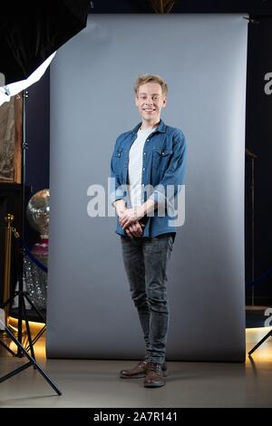 Dresde, Allemagne. 30Th Oct, 2019. L'acteur Oliver Morschel se trouve en face d'un mur de photos dans le théâtre de boulevard. L'occasion est la présentation de la comédie musicale "Frank Schöbel Story', qui traite de la carrière du chanteur Frank Schöbel RDA frappé sur scène. Credit : Sebastian Kahnert/dpa-Zentralbild/dpa/Alamy Live News Banque D'Images