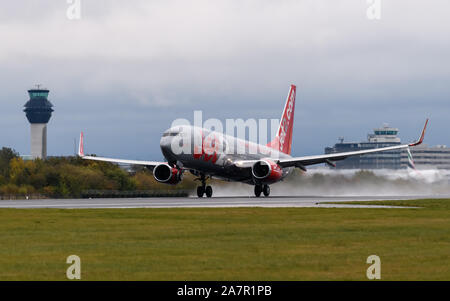 2 Jet Airlines Boeing 737 au départ de l'aéroport de Manchester Banque D'Images