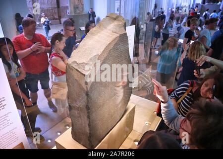 Londres, Royaume-Uni - 14 juillet 2019 : personnes visitent Rosetta Stone dans British Museum, Londres. Le musée a été créé en 1753 et détient environ 8 millions Banque D'Images