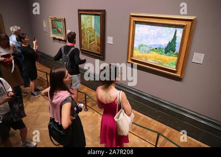 Londres, Royaume-Uni - 12 juillet 2019 : les touristes d'admirer la peinture de Van Gogh à la National Gallery de Londres. C'est le 3ème musée le plus visité au Royaume-Uni avec 5,7 mill Banque D'Images