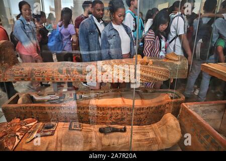 Londres, Royaume-Uni - 14 juillet 2019 : personnes visitent momies dans British Museum, Londres. Le musée a été créé en 1753 et détient environ 8 mill Banque D'Images