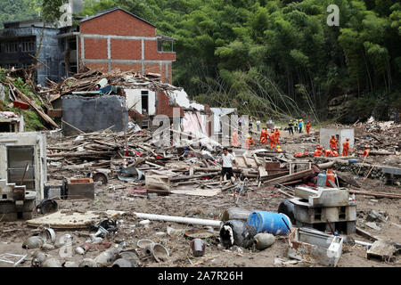 Maisons dans Shanzao afterTyphoon effondrement village Lekima dans Shanzao ville, village, Yantan Yongjia county, Wenzhou City, Zhejiang Province de Chine orientale, Banque D'Images