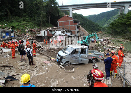 Les pompiers travaillent avec les villageois afterTyphoon Shanzao Lekima, Yantan village en ville, la ville de Wenzhou Yongjia county, l'est de la Chine, la province du Zhejiang, 13 Banque D'Images