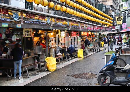 KEELUNG, TAÏWAN - 23 NOVEMBRE 2018 : visite de personnes célèbre Miaokou Night Market dans journée Keelung, Taïwan. Marchés de nuit sont partie essentielle de Taiwanes Banque D'Images