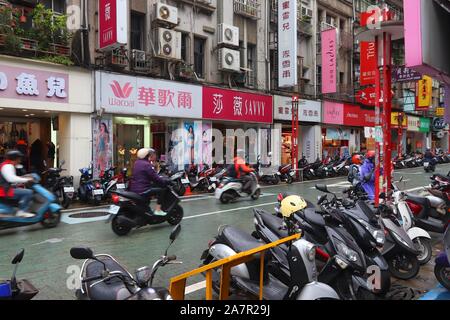 KEELUNG, TAÏWAN - 23 NOVEMBRE 2018 : Les gens monter des triporteurs en Keelung, Taïwan. Keelung est la 9ème ville la plus peuplée de Taïwan. Banque D'Images