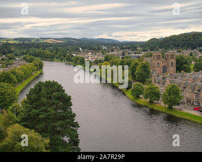 La rivière Ness dans la ville d'Inverness en Écosse, au Royaume-Uni. Banque D'Images