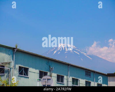 Entrepôt ou usine avec fuji mountain en arrière-plan. Banque D'Images