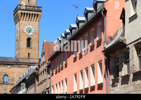 La ville de Fürth en Allemagne (région de Moyenne-franconie). Street view withTown Hall Tower (Rathaus). Banque D'Images