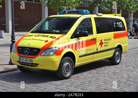 Dresde, Allemagne - 10 MAI 2018 : ambulance de la Croix Rouge Allemande (Mercedes Vito) stationné à Dresde. International Red Cross and Red Crescent a environ 17 m Banque D'Images