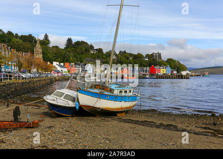 Des bateaux et des maisons par olourful le port et la mer de Tobermory, Isle of Mull dans les Hébrides intérieures écossaises, Highlands, Scotland, UK Banque D'Images