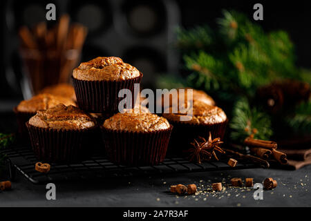 Muffins à la cannelle Noël sur fond noir Banque D'Images