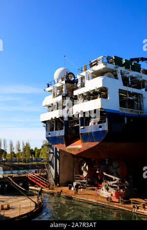 Immense navire en cale sèche pour réparation. Alameda, Oakland, Californie, États-Unis d'Amérique Banque D'Images