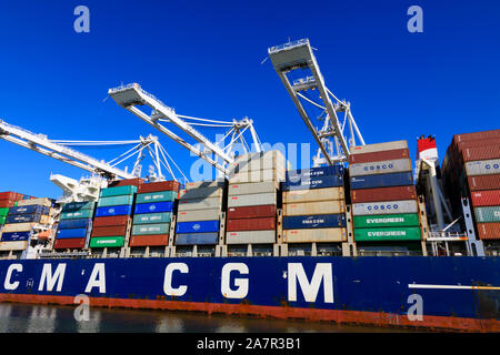 Propriété français, CMA CGM-conteneur est chargé, Port d'Oakland, Alameda County, Californie, États-Unis d'Amérique. Banque D'Images