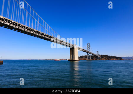 Oakland Bay Bridge à partir de ci-dessous, la baie de San Francisco, Californie, États-Unis d'Amérique Banque D'Images