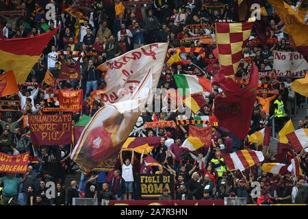 Rome, Italie. 09Th Nov, 2019. Comme RomaÕs partisans pendant le match de Serie A entre Naples et Rome au Stadio Olimpico, Rome, Italie, le 2 novembre 2019. Photo par Giuseppe maffia. Credit : UK Sports Photos Ltd/Alamy Live News Banque D'Images