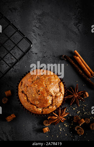 Muffins à la cannelle sur fond noir Banque D'Images