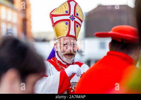 Lewes, UK. 4 novembre 2019. Avant le plus grand feu de nuit (Guy Fawkes) Célébrations dans le pays, des représentants de chacun des six sociétés de Lewes bonfire répondre pour l'assemblée annuelle des évêques "Breakfast" habillés en costumes du clergé. Lewes, dans le Sussex, UK. Credit : Grant Rooney/Alamy Live News Banque D'Images