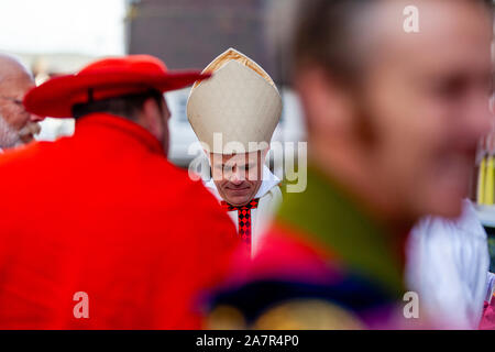 Lewes, UK. 4 novembre 2019. Avant le plus grand feu de nuit (Guy Fawkes) Célébrations dans le pays, des représentants de chacun des six sociétés de Lewes bonfire répondre pour l'assemblée annuelle des évêques "Breakfast" habillés en costumes du clergé. Lewes, dans le Sussex, UK. Credit : Grant Rooney/Alamy Live News Banque D'Images