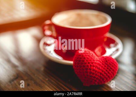 Tasse de café avec coeur rouge pour l'amour à boire du café ou de date de réunion au café concept. Banque D'Images