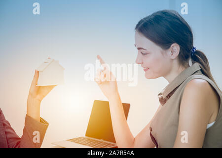 Sélectionnez Client pour acheter de nouveaux accueil offre par chambre présente de l'agence nouvelle promotion avec client heureux et sourire. Banque D'Images