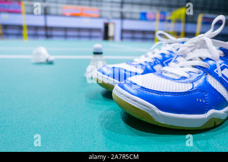 Les chaussures de sport de badminton avec marquage non bon pour jouer sur la cour en caoutchouc. Banque D'Images