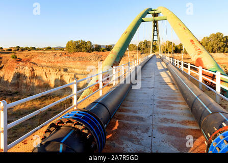 Arche métallique piétonne pont sur le détroit de Corinthe. Banque D'Images