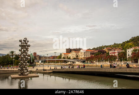 Bilbao, Espagne - 25 septembre 2019 : Vue de la ville de Bilbao et de la sculpture en acier inoxydable Boules 80 par artiste indien Anish Kapoor situé au Banque D'Images