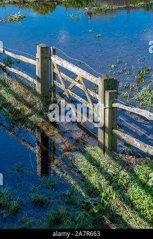 Cuckmere inondées Rivière. Tourné à partir d'un pont sur le sentier public appelé le South Downs Way. Juste à l'extérieur du charmant village de 1 156 km dans le Sussex. Banque D'Images