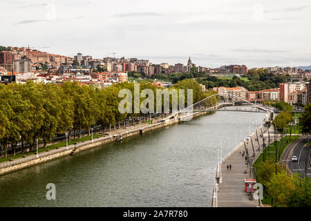 La rivière Nervion et célèbre pont Zubizuri dans le centre de Bilbao, la plus grande ville du Pays Basque, Espagne Banque D'Images